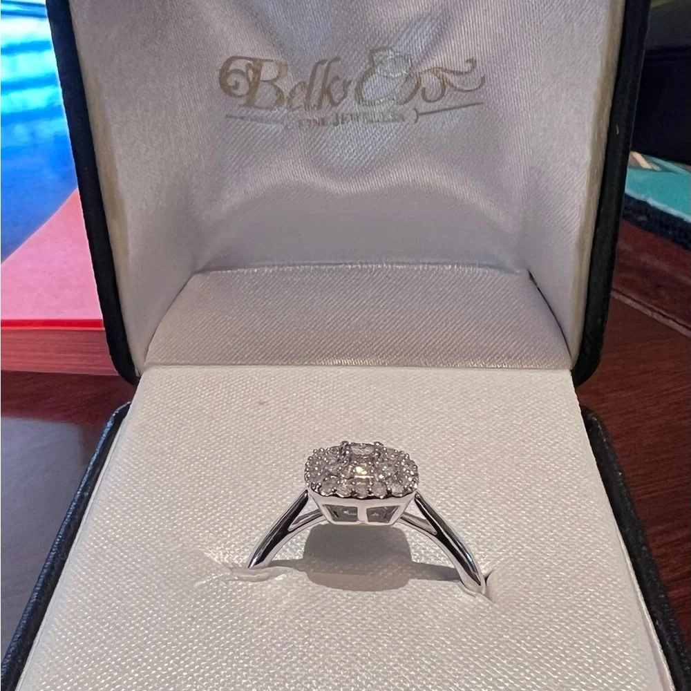 1/4 TCW Diamond Cluster Ring - Picture 7 of 8